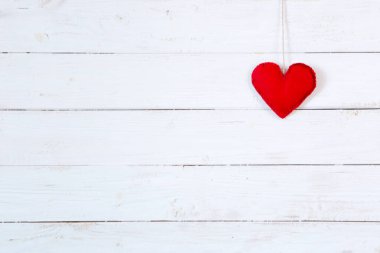Aşk yumağı beyaz ahşap dokuya karşı. Sevgililer Günü kartı konsepti.