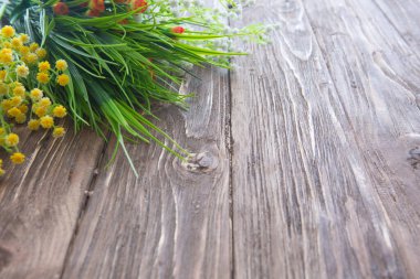 Eski grunge arka planda yabani çiçekler ahşap.