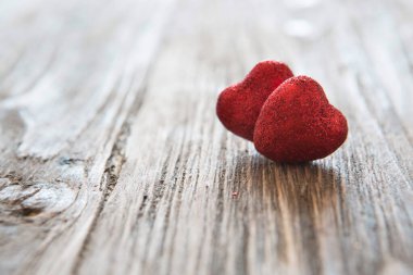 Ahşap arka planda sevgililer günü pembe kalpleri. Sevgililer Günü tatili konsepti.