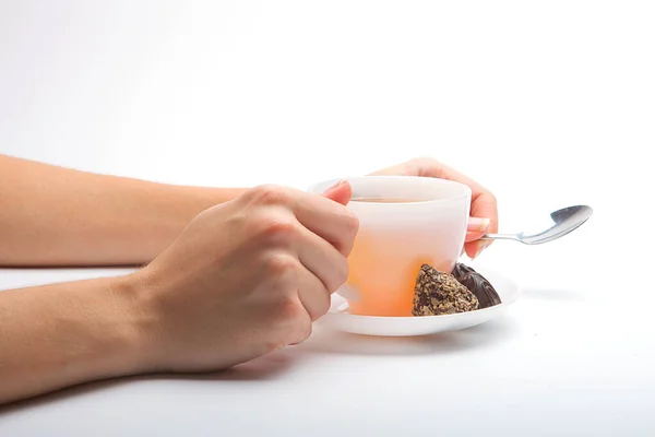 Женщина Держит Чашку Горячего Чая Белом — стоковое фото