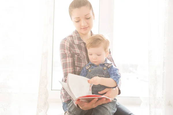 Mutter Liest Ihrem Kind Eine Interessante Geschichte Vor Das Konzept — Stockfoto