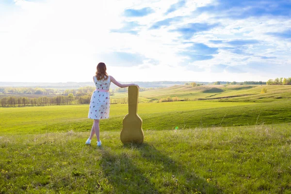 Woman Walking Green Field Acoustic Guitar Case Outdoor Sunset Evening — Stock Photo, Image