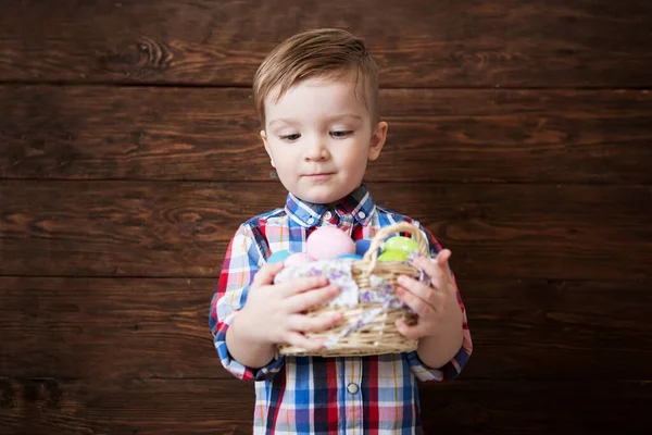 Glücklicher Kleiner Junge Mit Einem Korb Voller Eier Auf Hölzernem — Stockfoto