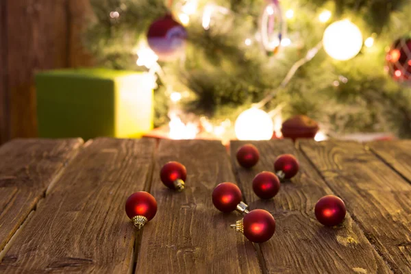 Karácsonyi Nyaralás Háttér Karácsonyfa Fények Ajándékok Piros Karácsonyi Bálok Üres — Stock Fotó