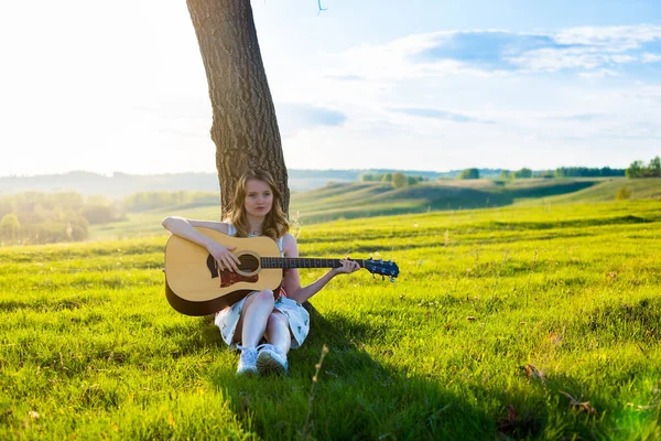 Beautiful Young Girl Playing Guitar Field Lens Flare Selective Focus — Stock Photo, Image