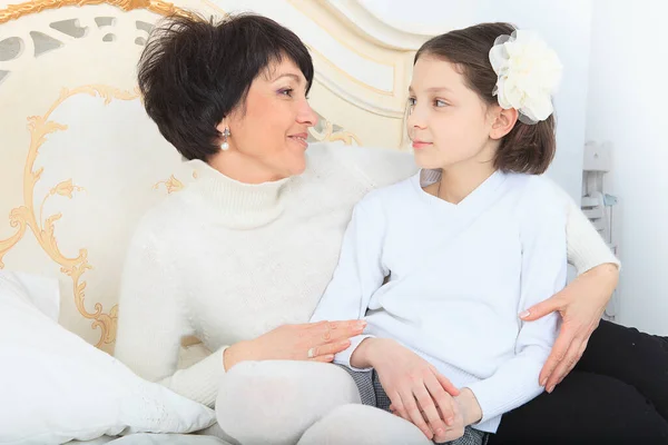 Mother and daughter in bed — Stock Photo, Image