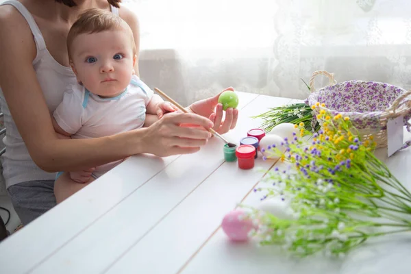Little Toddler Boy His Mother Decorating Easter Egg Traditional Action — Stock Photo, Image