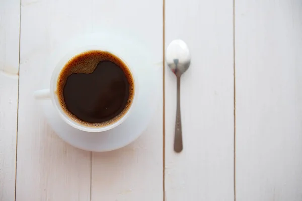 Witte Koffiebeker Met Rijke Koffie Een Witte Houten Tafel — Stockfoto