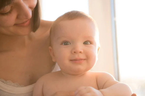 带着新生婴儿的年轻母亲 母亲和新生儿在窗边的房间里 — 图库照片