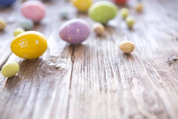 Colorido Páscoa Ovos Velho Marrom Madeira Bordo — Fotografia de Stock