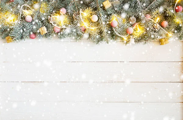 Kerst Achtergrond Met Dennenboom Decoratie Witte Houten Plank — Stockfoto