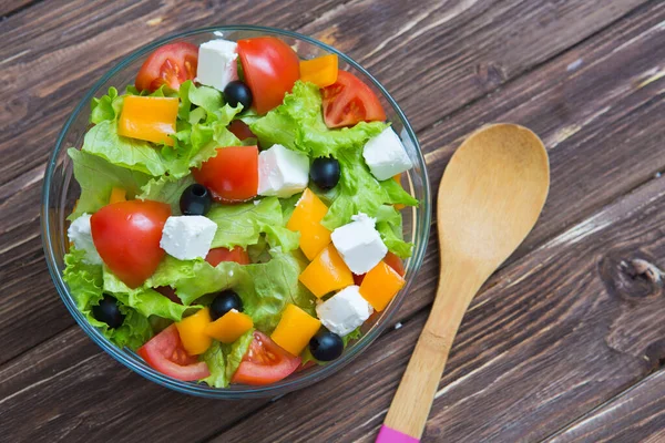 Frisse Gezonde Griekse Salade Een Houten Tafel — Stockfoto
