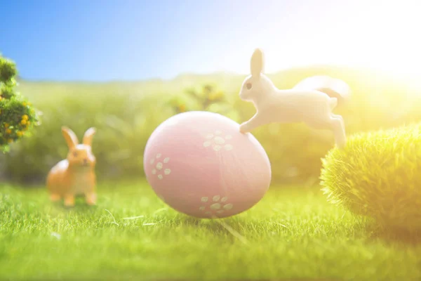 Mavi Gökyüzü Ile Yeşil Çimenli Tavşan Paskalya Yumurtaları — Stok fotoğraf