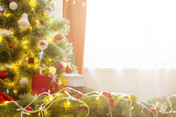 Elegante Kerstboom Met Decoraties Geschenken Elegante Hardhouten Vloer Boven Het — Stockfoto