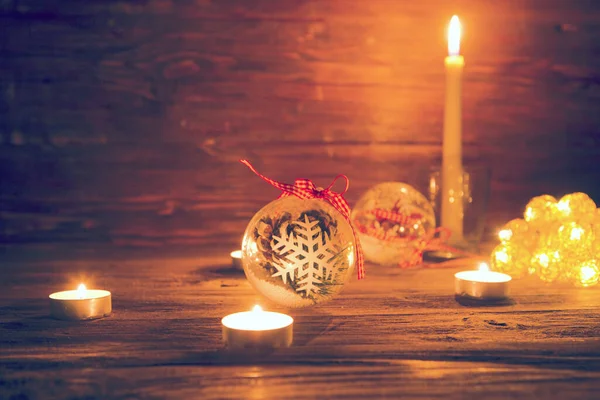 Kerstballen Met Kaarsen Kerst Houten Tafel — Stockfoto