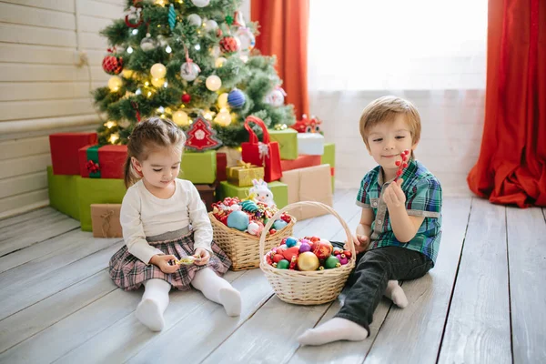 Щаслива Дитина Хлопчик Різдвяний Зимовий Сонячний Ранок Прикрашеній Різдвяній Кімнаті — стокове фото