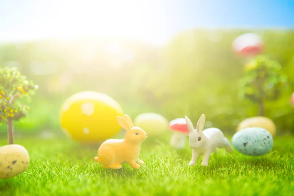 Mutlu Paskalyalar Paskalya Tavşanları Yeşil Çimlerde Oyuncak Gibi Oynarlar Plastik — Stok fotoğraf