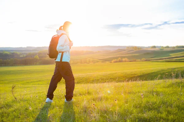 Junge Frau Mit Rucksack Auf Einem Feld Wandern Sommer — Stockfoto