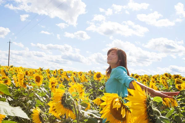 Fun Woman Field Sunflowers — Stock Photo, Image