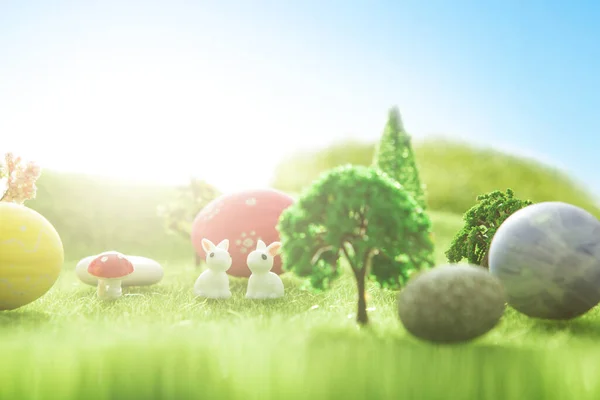 Пасхальные Кролики Игрушки Пасхальными Яйцами Зеленой Траве Сказочный Закат Зеленом — стоковое фото