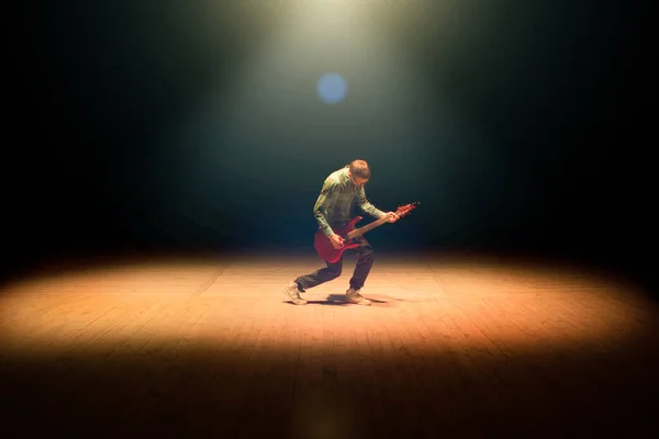 Guitarrista Músico Guitarra Eléctrica Tocando Sobre Fondo Oscuro —  Fotos de Stock