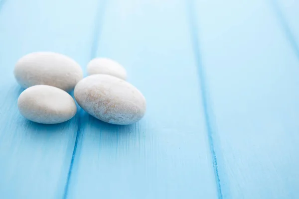 Haufen Sauberer Weißer Glatter Steine Auf Einem Blau Glatten Holztisch — Stockfoto