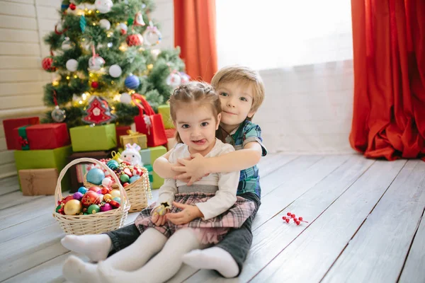Niño Niña Feliz Una Mañana Soleada Invierno Navidad Una Sala —  Fotos de Stock