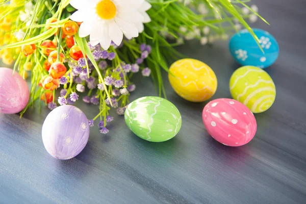 Huevos Pascua Flores Sobre Tablones Madera Gris — Foto de Stock