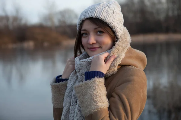 Girl Bunch Leaves Girl Shore Autumn Cold — Stock Photo, Image