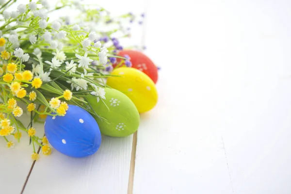 Oeufs Pâques Avec Des Fleurs Sur Fond Table Bois Blanc — Photo