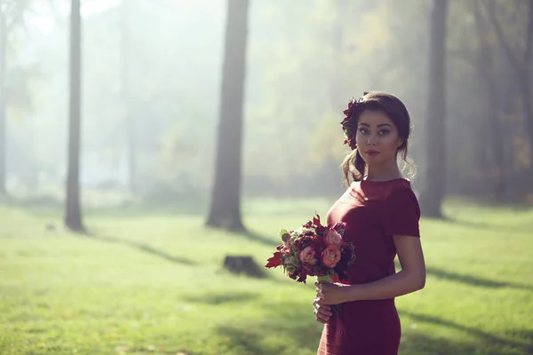 Schöne Mädchen Genießen Die Natur Wald — Stockfoto