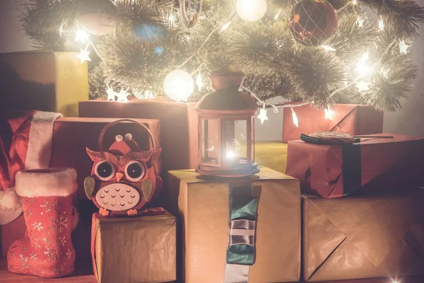 Unos Bonitos Regalos Papel Regalo Navidad Hermoso Árbol Navidad Fondo — Foto de Stock