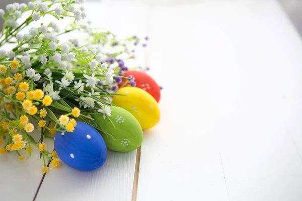 Ovos Páscoa Decorados Coloridos Fundo Madeira Branca Feliz Páscoa — Fotografia de Stock