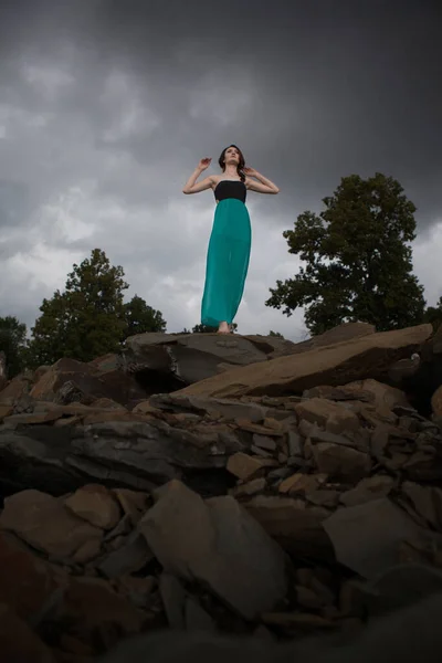 Woman Posing Outdoors Background — Stock Photo, Image