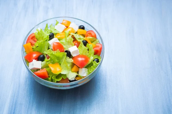 Griekse Salade Een Glazen Kom Donkergrijze Houten Metalen Tafel — Stockfoto
