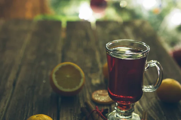 Weihnachtsglühwein Mit Gewürzen Und Früchten Auf Dunklem Holztisch — Stockfoto