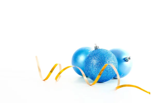 Три Голубых Рождественских Шара Золотой Лентой Белом Фоне — стоковое фото