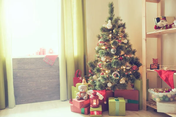 メリークリスマス 窓の上にプレゼント付きのクリスマスツリーと美しい休日の装飾された部屋 — ストック写真