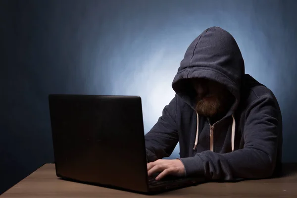 Hacker Mit Kapuze Stehlen Mit Laptop Informationen — Stockfoto