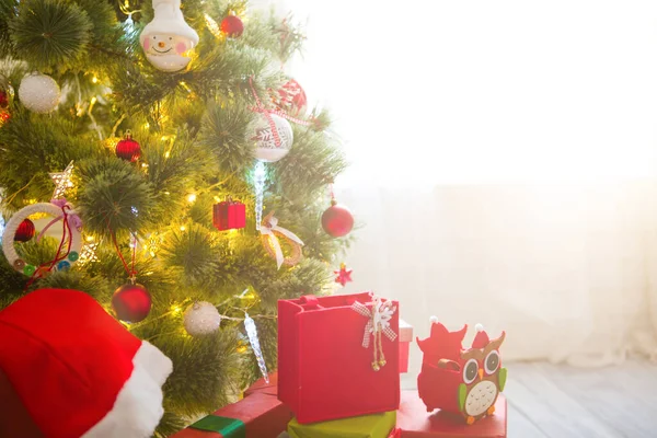 Χριστουγεννιάτικο Δέντρο Πάνω Από Παράθυρο Στην Ηλιόλουστη Μέρα — Φωτογραφία Αρχείου