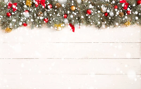 Kerstboom Met Kerstversiering Verlichting Witte Houten Ondergrond Met Sneeuw — Stockfoto