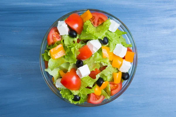 Griekse Salade Een Glazen Kom Donkergrijze Houten Metalen Tafel — Stockfoto