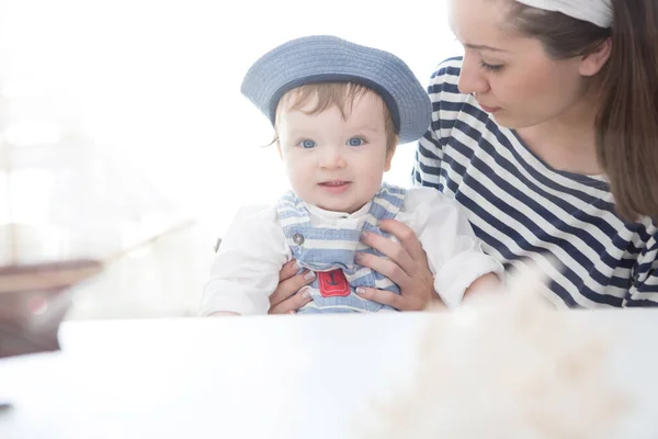 Matka Syn Bawią Się Statkiem Dwóch Marynarzy Mama Syn Przygody — Zdjęcie stockowe