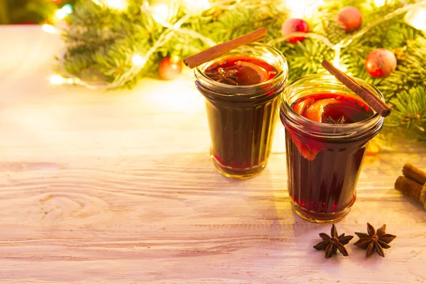 Natal Quente Vinho Ruminado Com Cardamomo Canela Anis Fundo Madeira — Fotografia de Stock