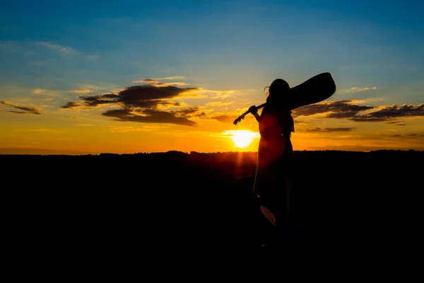 Silhouette Frau Spielt Gitarre Sonnenuntergang — Stockfoto