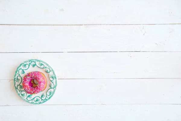 Pembe Kremalı Lezzetli Çörek Mavi Ahşap Arka Planda Renkli Serpinti — Stok fotoğraf