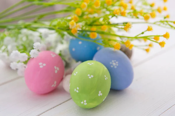 Coloridos Huevos Pascua Decorados Sobre Fondo Madera Blanca Feliz Pascua — Foto de Stock