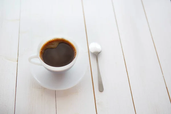 Witte Koffiebeker Met Rijke Koffie Een Witte Houten Tafel — Stockfoto