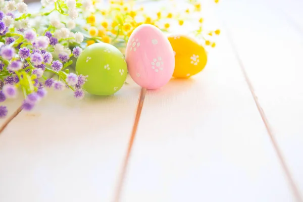 Easter Eggs Bouquet Flowers White Table Wood — Stock Photo, Image
