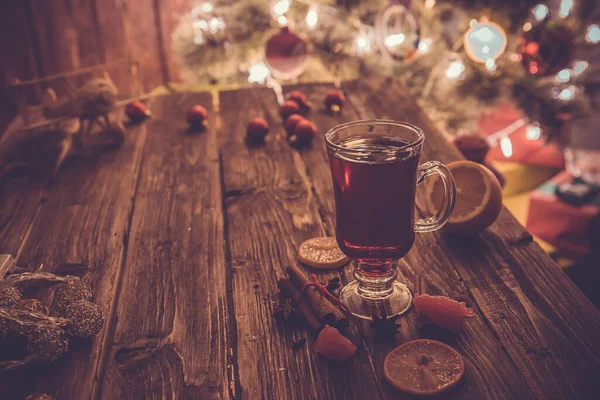 Χριστουγεννιάτικο Ζεστό Κρασί Ξύλινο Τραπέζι Πάνω Από Αφοδευμένο Φόντο Χριστουγεννιάτικο — Φωτογραφία Αρχείου